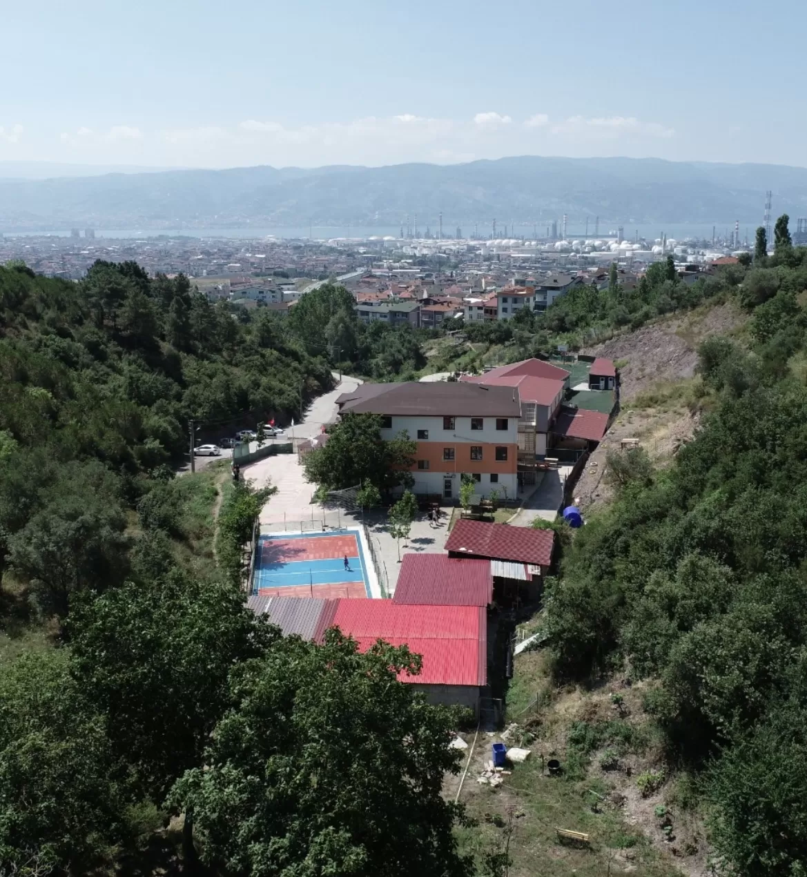 Sevgi ile bilgiyi birlikte yoğururken, şefkat ve merhametin öğrencilerimizi encilerimizi suladığı bu güzel Yesil Vadi'mizde sizleri çay, kahve içmeye bekleriz.